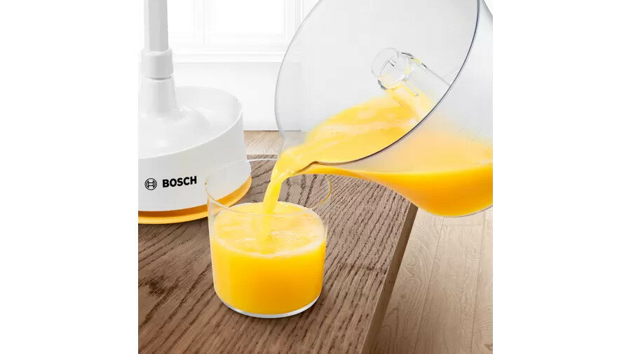 Wyciskarka do cytrusów Bosch VitaPress 800ml wysciśnięty sok z pomarańczy w szklance