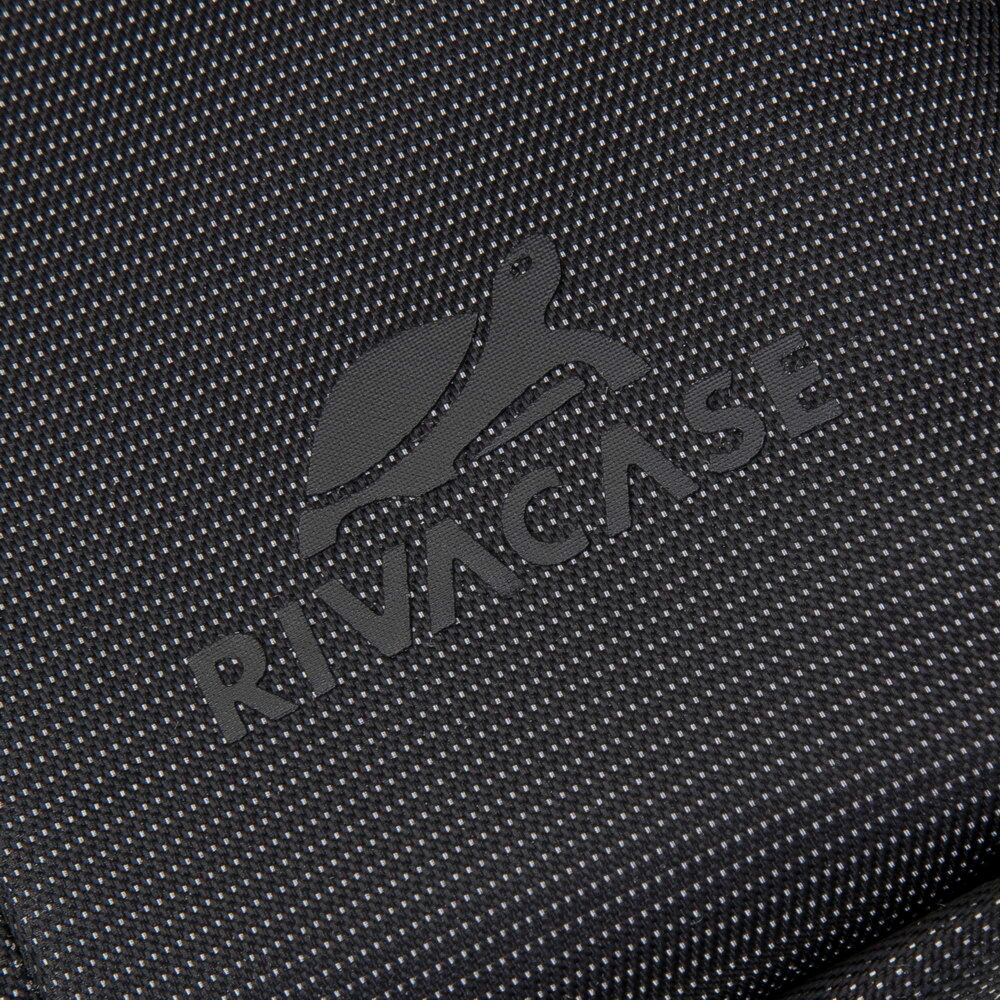 Torba na laptopa Rivacase 8221 13,3” czarna zbliżenie na logo marki