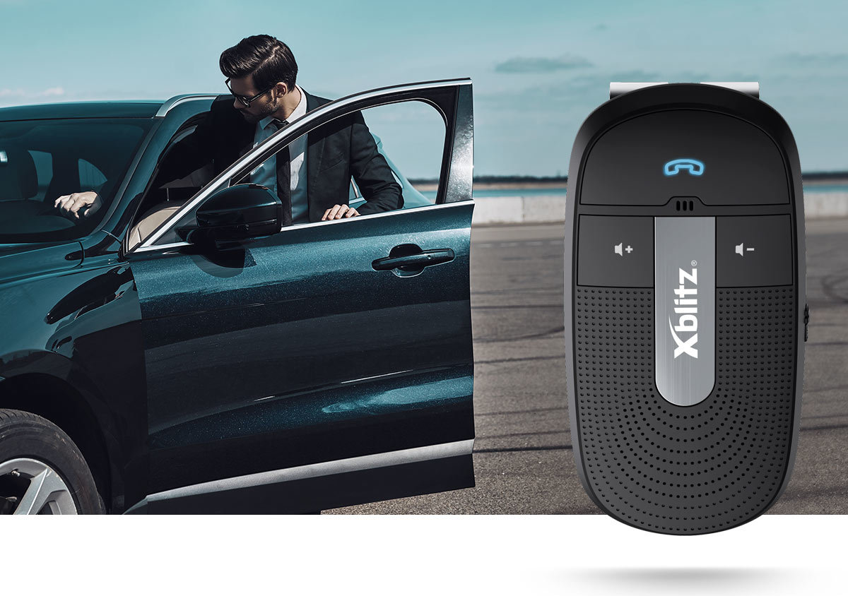 Zestaw głośnomówiący Xblitz X700 Professional wizualizacja mężczyzny wsiadającego do samochodu z zestawem głośnomówiącym obok