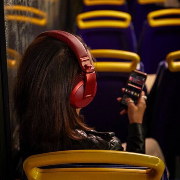 Słuchawki bezprzewodowe Pioneer HDJ-X5BT-K założone na głowę dziewczyny w autobusie