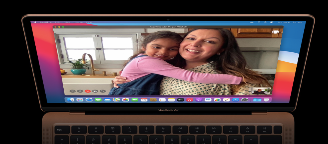 Laptop Apple Macbook Air 13,3 MGN93ZE/A Apple M1 256GB Srebrny widok od góry na cały ekran z włączoną aplikacją Face Time