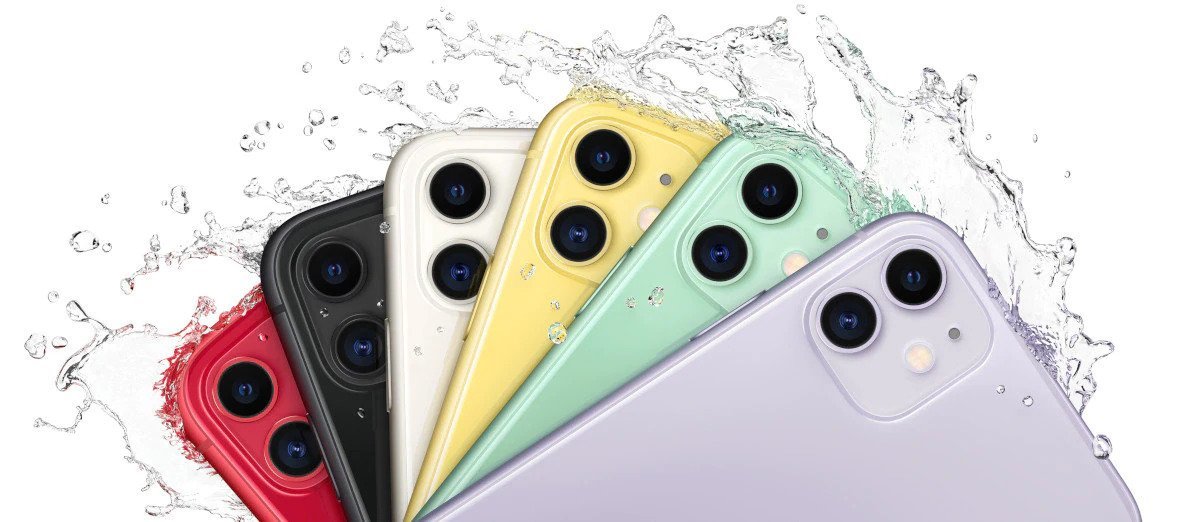 Smartfon Apple iPhone 11 MHDQ3PM/A 256GB Biały widok od przodu na tył dostępnych wersji kolorystycznych ochlapanych wodą