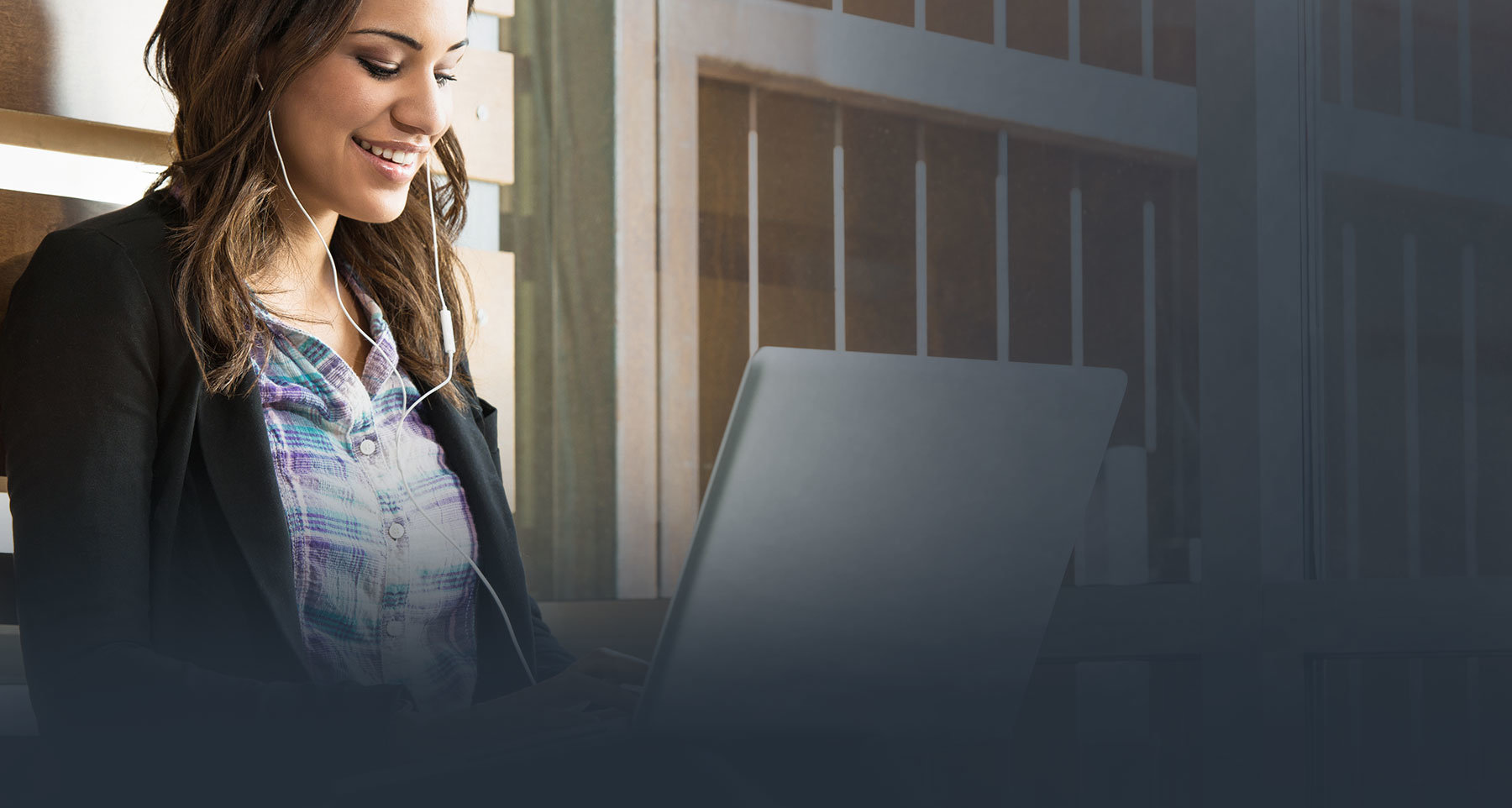 Program antywirusowy Norton 360 Premium ESD 1Y/10U widok na kobietę pracującą przy laptopie
