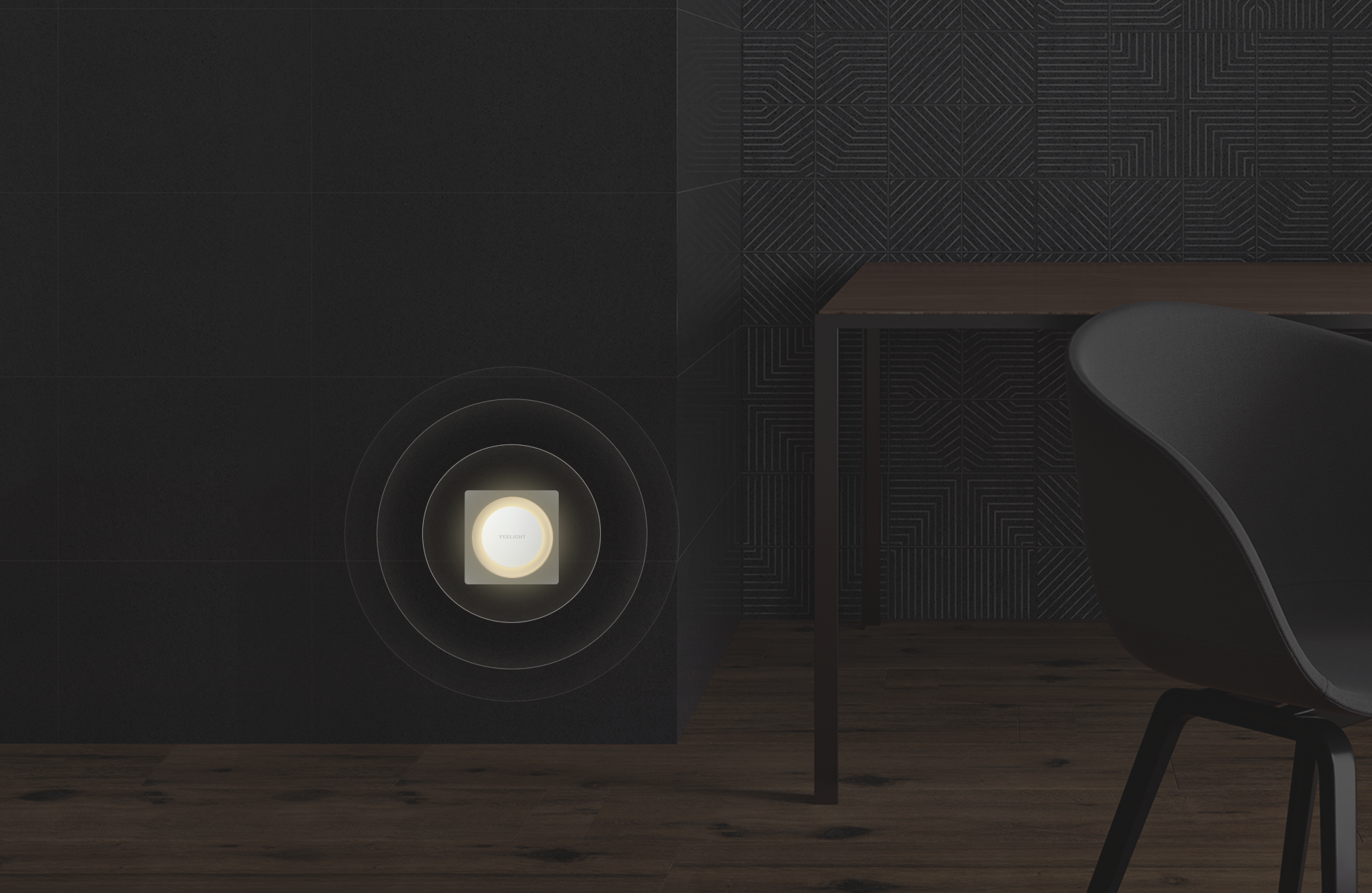 Lampka nocna z czujnikiem zmierzchu Yeelight Sensor Plug-in lampka włączona w cienym pomieszczeniu