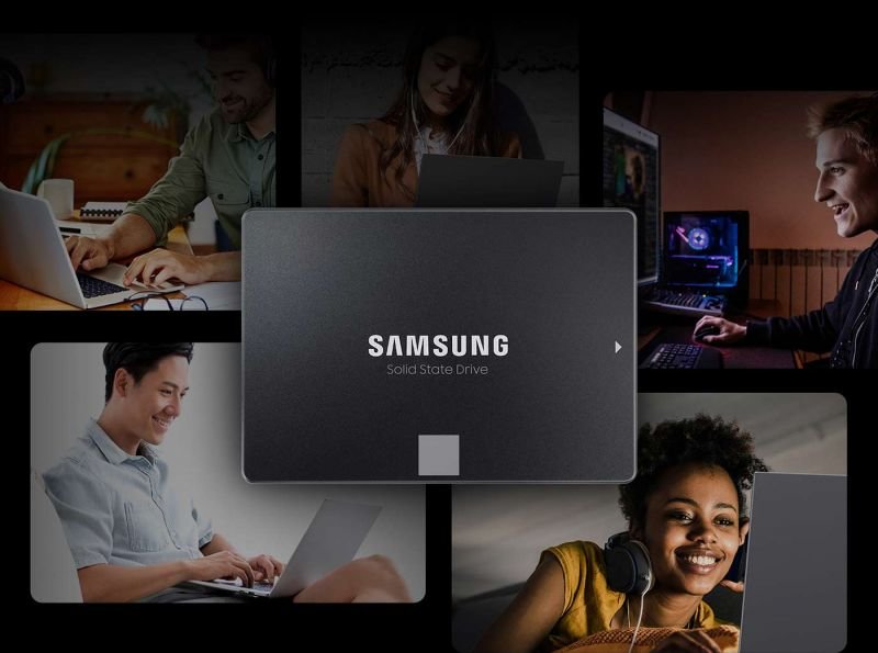 Dysk SSD Samsung 870 EVO MZ-77E2T0B/EU 2TB SATA widok na przód na tle zdjęć marketingowych przedstawiających ludzi pracujących przy laptopach