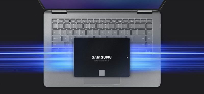 Dysk SSD Samsung 870 EVO MZ-77E1T0B/EU 1TB SATA widok na przód na tle klawiatury laptopa