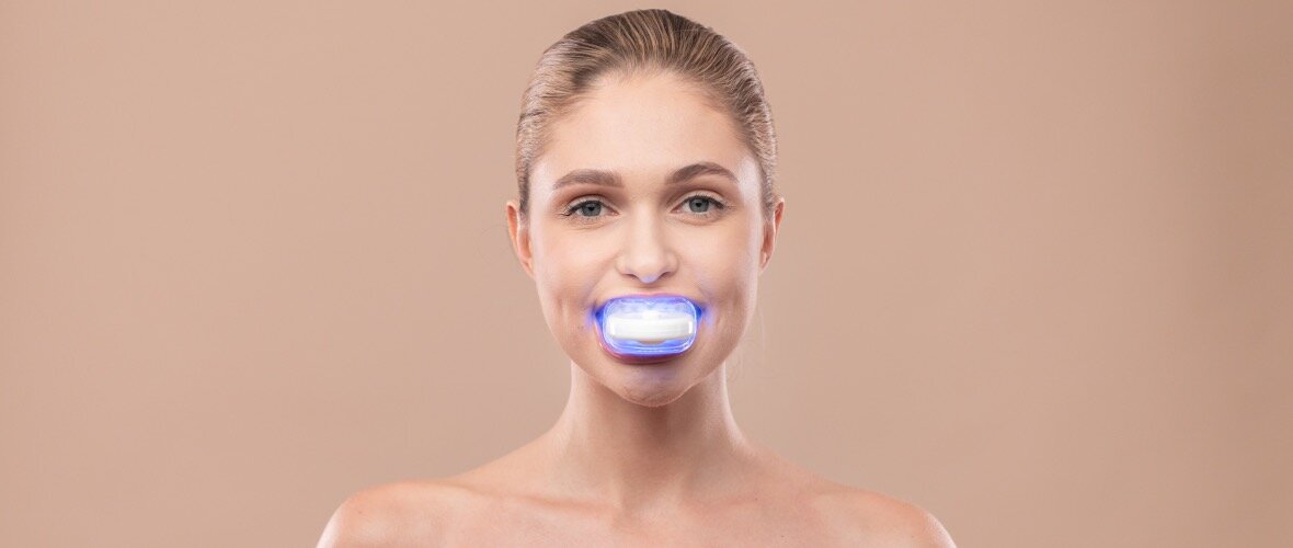 Lampa do wybielania zębów Garett Beauty Smile Lite widok od przodu podczas użycia
