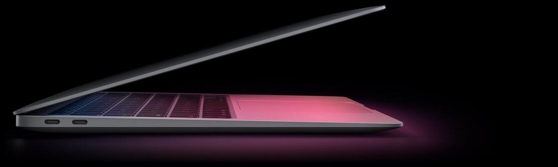 Laptop Apple Macbook Air 13 16GB/256GB podświetlony fioletowym światłem będąc bokiem