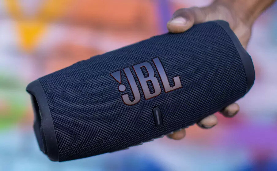 Głośnik bezprzewodowy JBL Charge 5 - szary widok od frontu, głośnik w dłoni