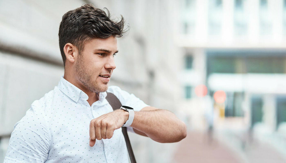 Smartwatch Samsung Galaxy Watch 4 R875 widok na mężczyznę mówiącego do zegarka