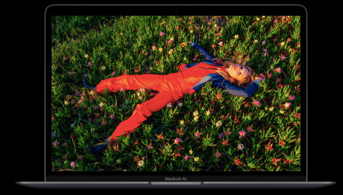 Laptop Apple Macbook Air 13 MGN63ZE/A/US 8GB/256GB z wyświetlonym zdjęciem osoby lężacej na trawie