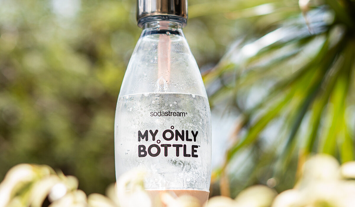 Ekspres SodaStream Duo Biały widok od frontu na butelkę z napojem