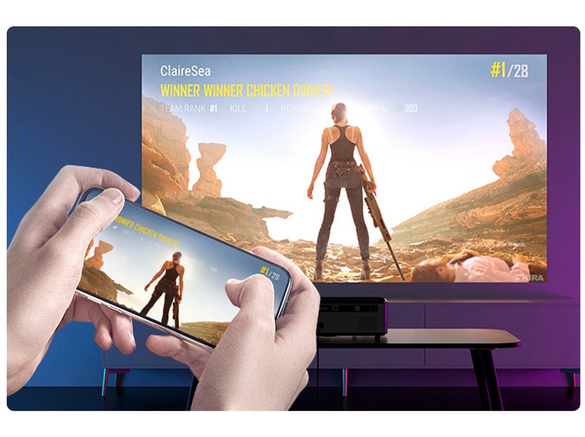 Projektor Overmax Multipic 5.1 LED widok dłoni osoby grającej w grę na telefonie,  widok z ekranu  telefonu widoczny jest na ekranie  projektora