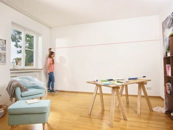 Cyfrowy Dalmierz Laserowy Bosch Zamo III urzządzenie podczas pracy w scenerii domowej