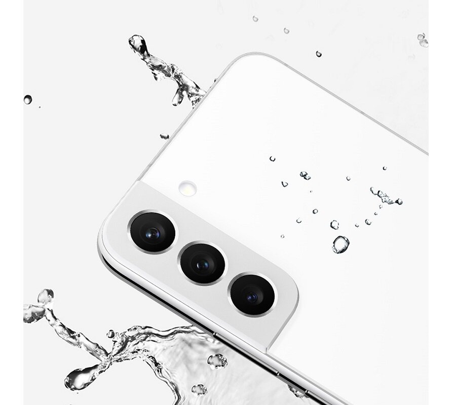 Smartfon Samsung Galaxy S22 SM-S901 SM-S901BIDGEUE widok na tył smartfona pod skosem w lewo z widocznymi na nim kroplami wody