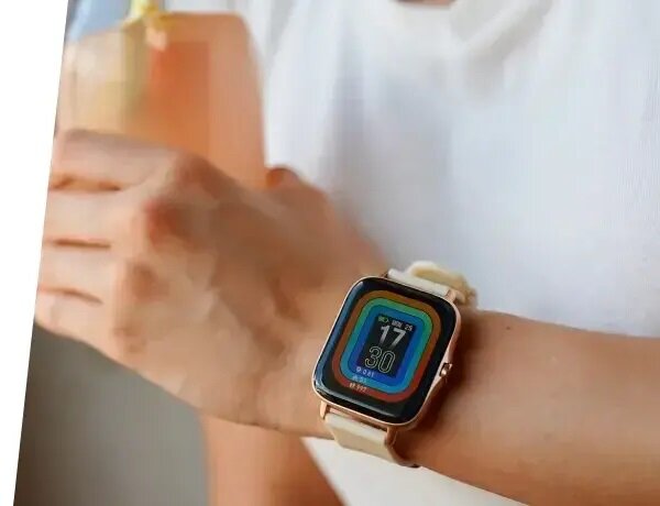 Smartwatch Garett Action widok na zegarek pod skosem na nadgarstku