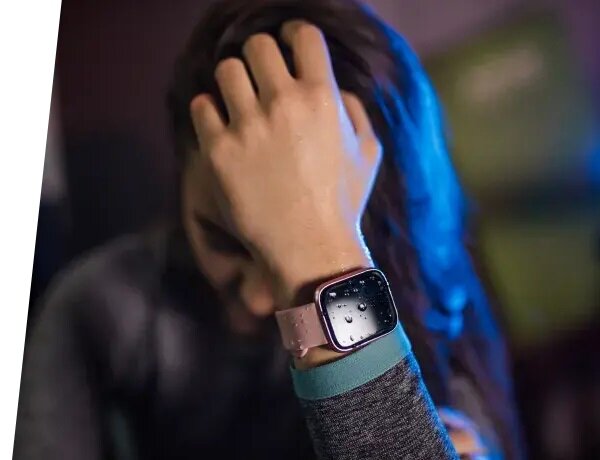 Smartwatch Garett Action widok na zegarek pod skosem z widocznymi na nim kroplami wody