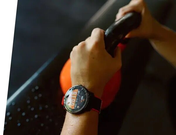 Smartwatch Garett Classy widok na zegarek pod skosem z widocznymi na nim kroplami wody