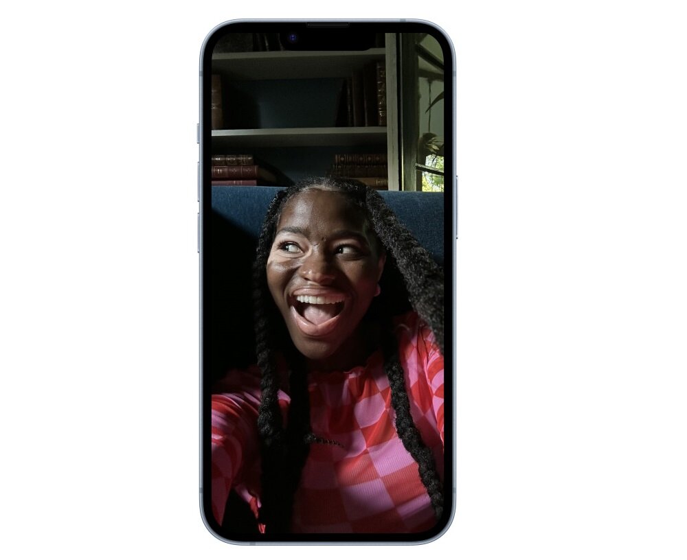 Smartfon Apple iPhone 14 MPV03PX/A widok na smartfona od frontu z selfie wyświetlonym na ekranie