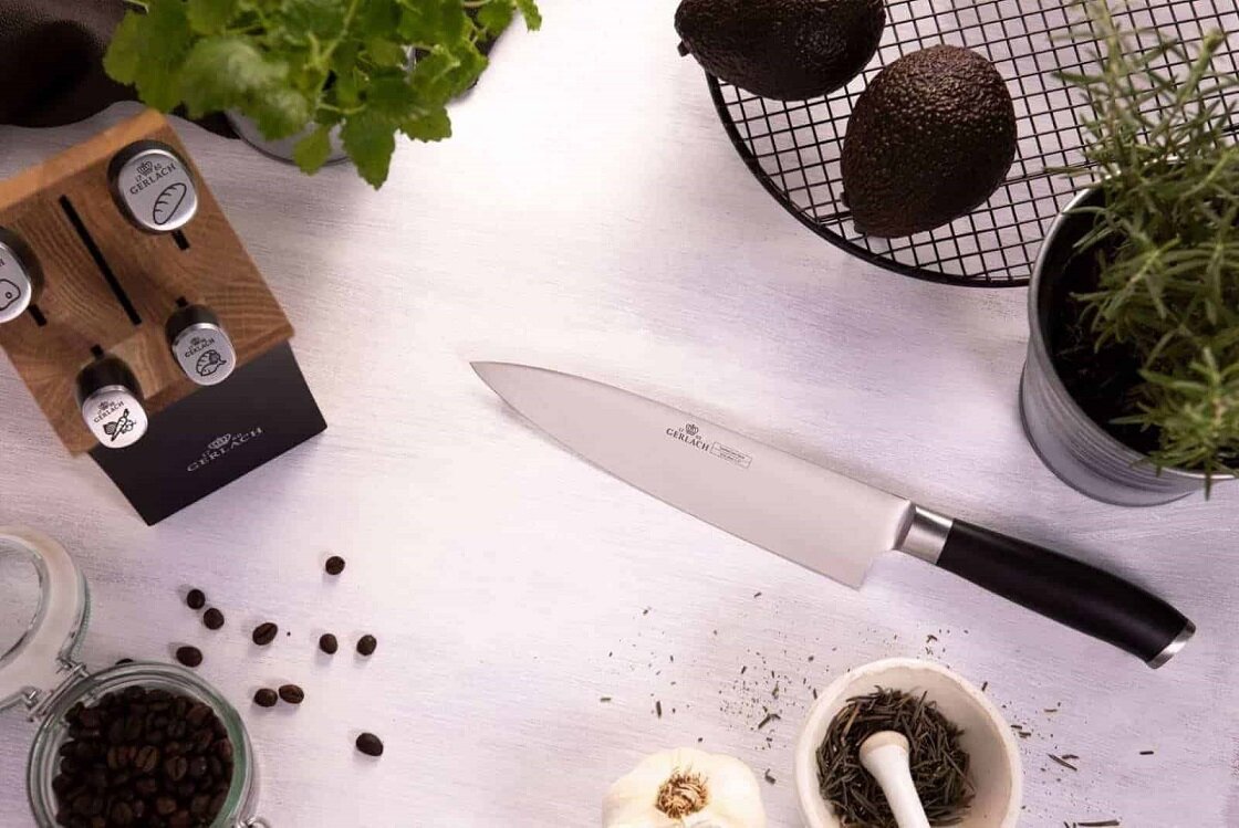 Zestaw noży w bloku Gerlach Deco Black - lężący na blacie kuchennym