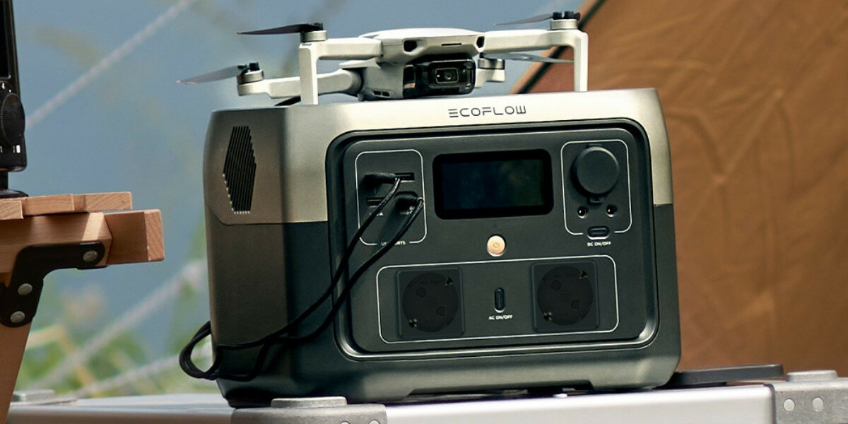 Przenośna stacja zasilania EcoFlow River 2 Max 500 W 512 Wh pokazany podłączony dron do stacji zasilania