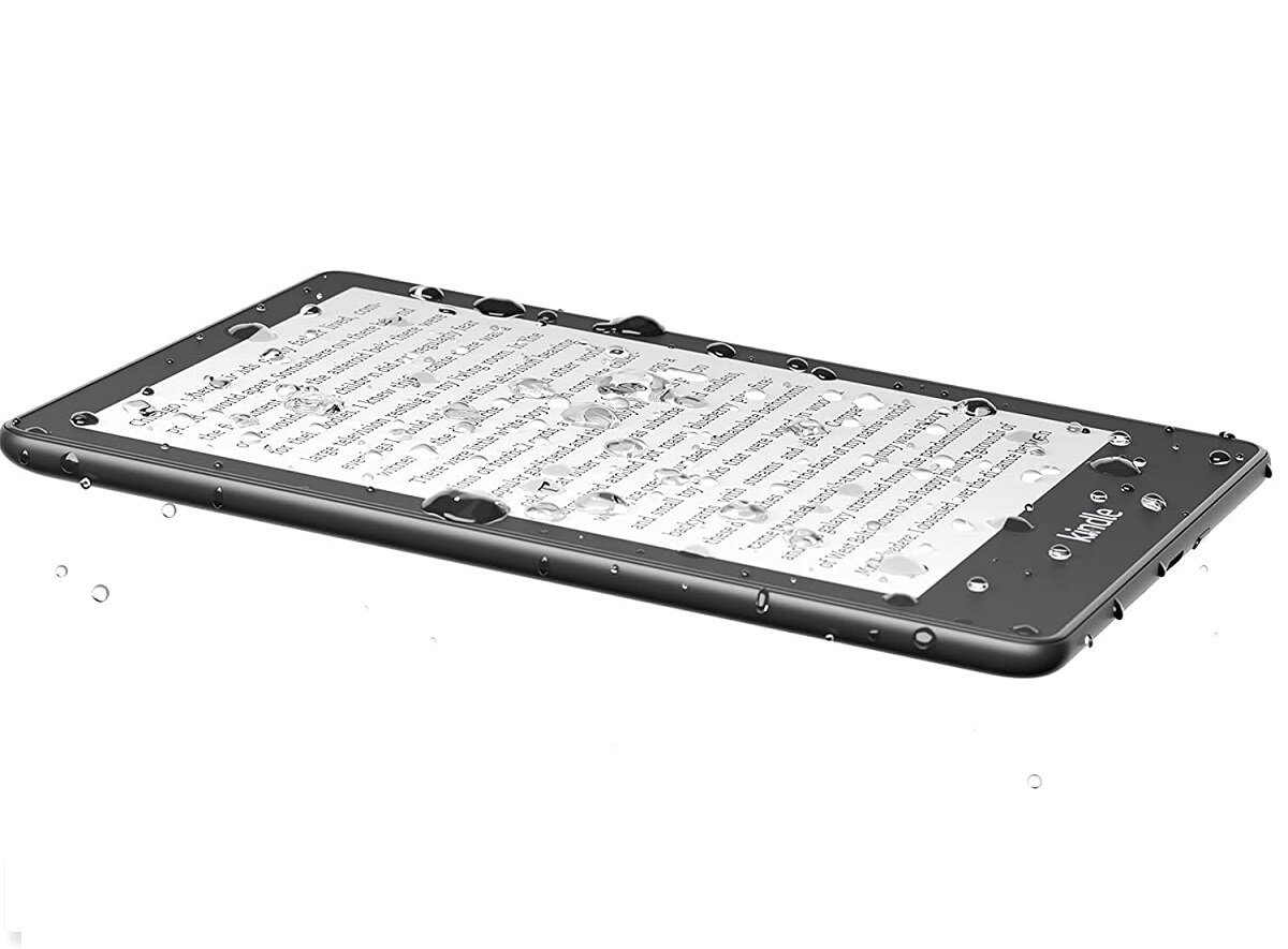 Czytnik ebook Amazon Kindle Paperwhite 5 16 GB czarny polany wodą przedstawiony pod skosem
