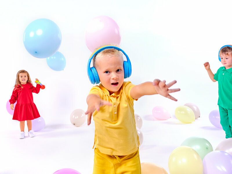 Słuchawki dla dzieci GoGEN DECKOSLECHYDUOR Czerwone na uszach dziecka