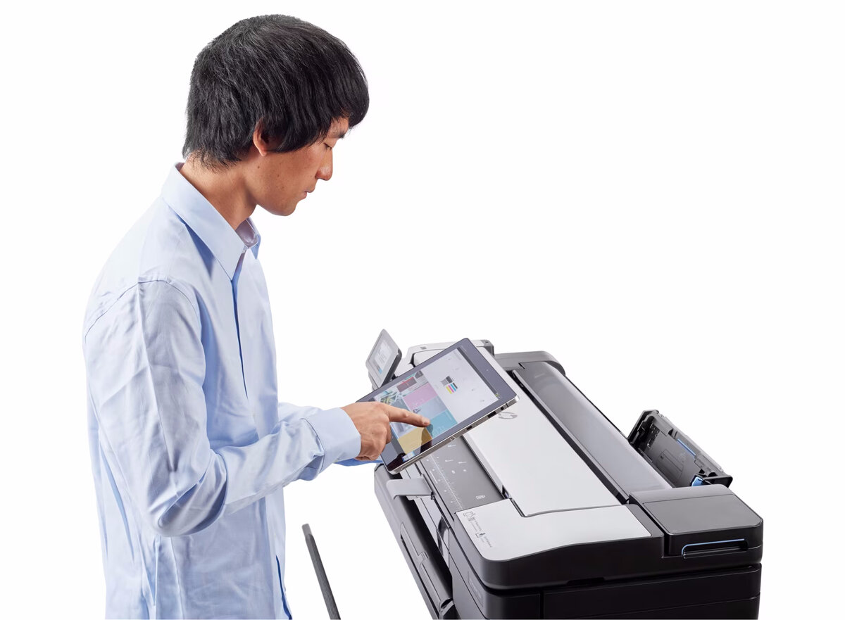 Drukarka wielofunkcyjna HP DesignJet T830 czarna mężczyzna stojący przed drukarką z tabletem w ręku