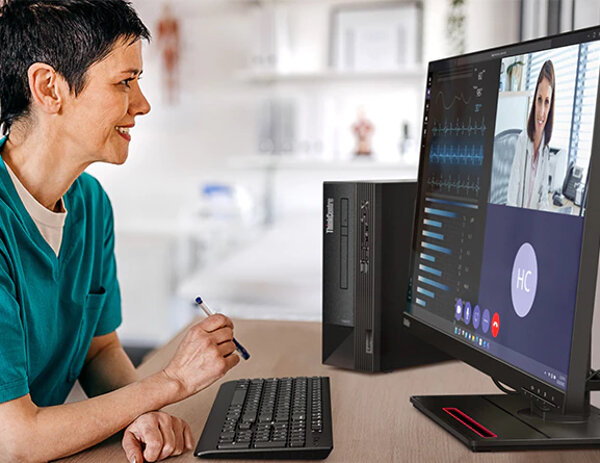 Komputer Lenovo ThinkCentre Neo 50s 8/256GB grafika przedstawiająca kobiete siedzącą przed klawiaturą i włączonym monitorem, obok stoi komputer