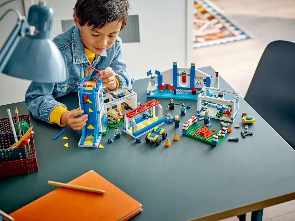 Klocki Lego City Akademia policyjna 60372 chłopiec bawiący się klockami