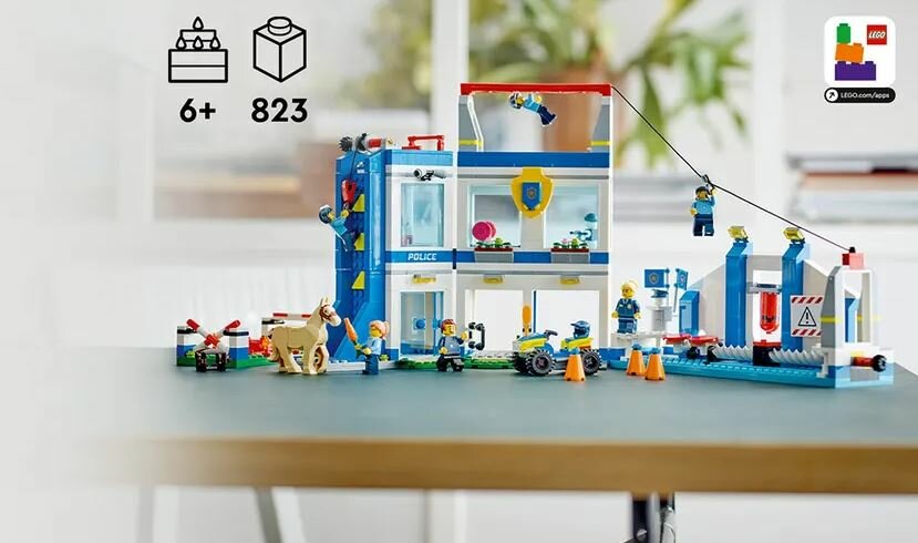 Klocki Lego City Akademia policyjna 60372 złożony zestaw na stole