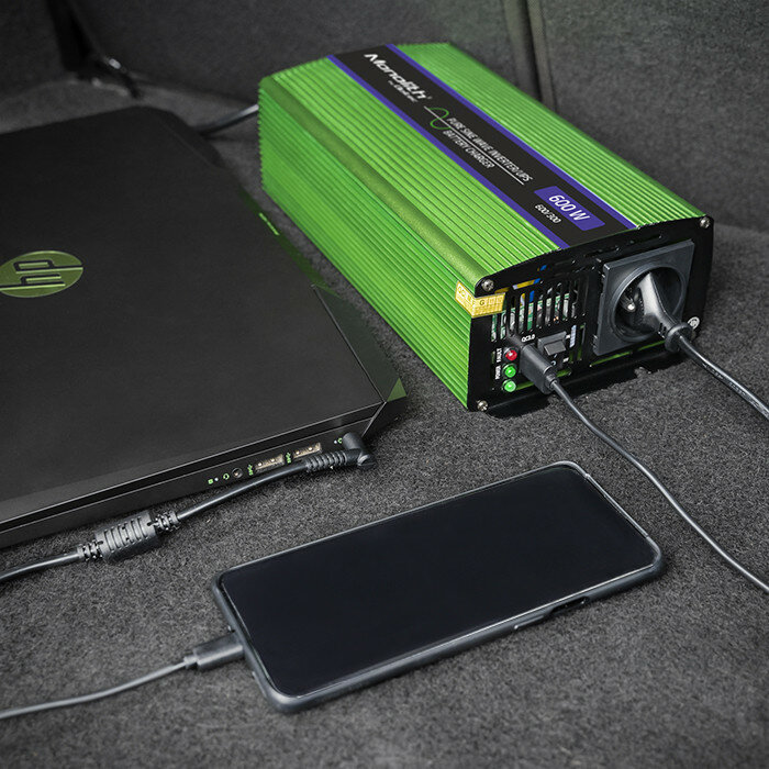 Przetwornica napięcia Qoltec Monolith UPS 300W/600W 12V na 230V podłączony smartfon i laptop 