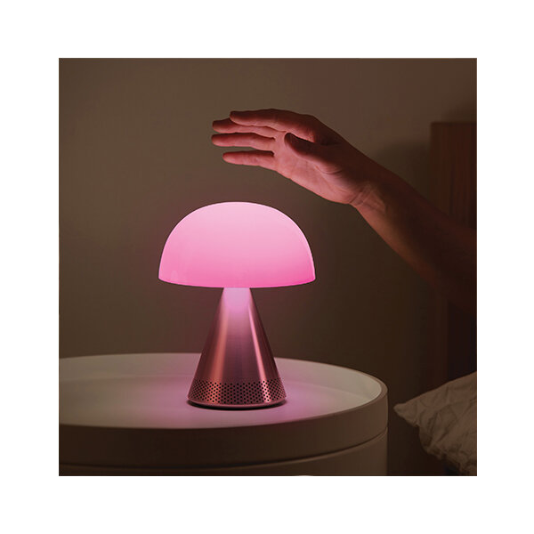 Lampa LED z głośnikiem Lexon Mina LH76MD złota dłoń nad lampą