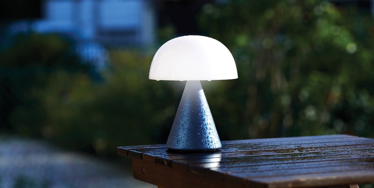 Lampa Lexon Mina L granatowa lampa na stole w ogrodzie