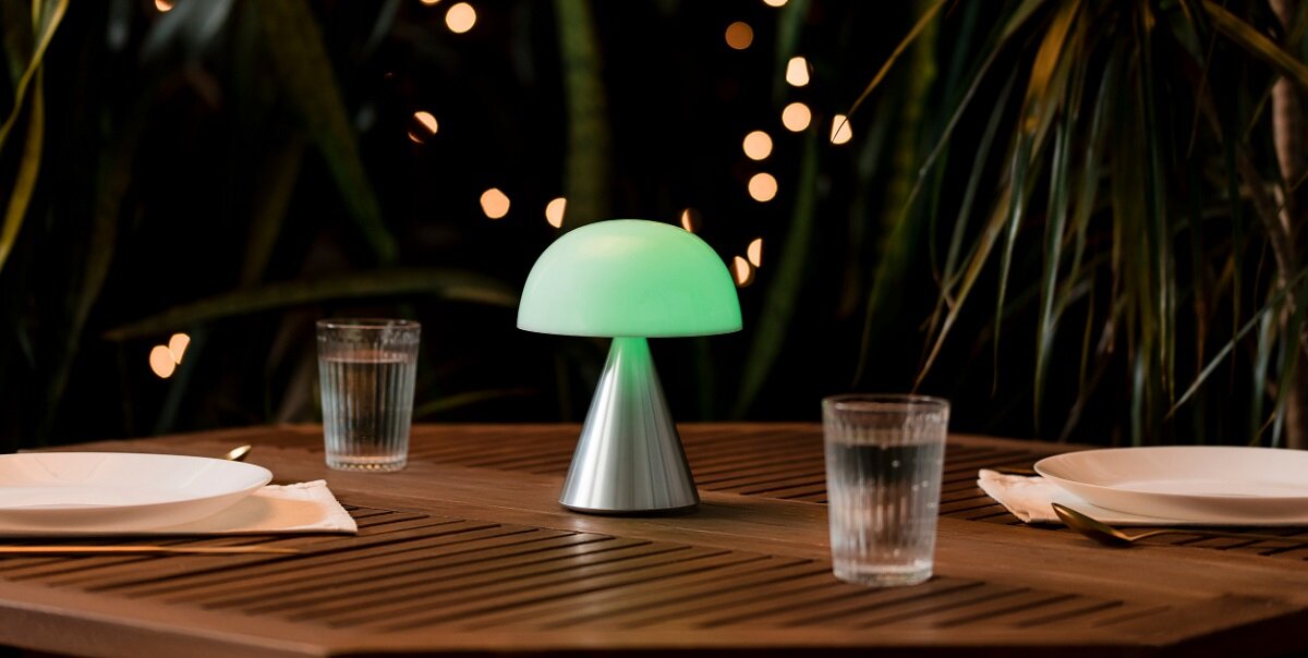 Lampa Lexon Mina L granatowa lampa na stole w ogrodzie w ciemności