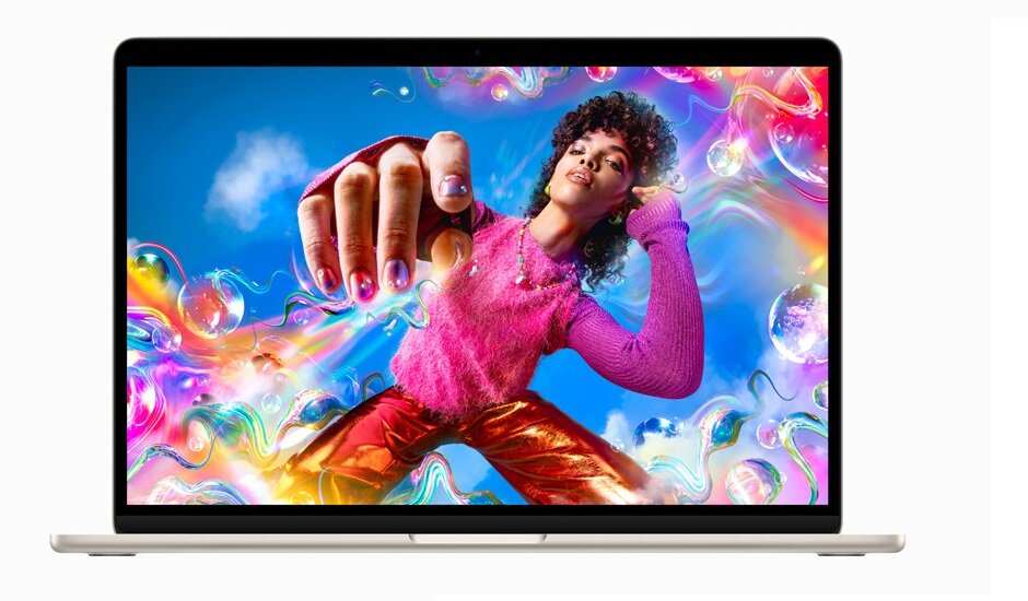 Laptop Apple MacBook Air 2023 15.3 Retina M2 8/256GB Gwiezdna Szarość od frontu z kobietą na monitorze