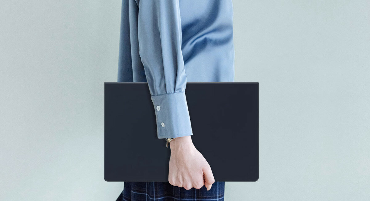 Etui z klawiaturą Samsung Book Cover Keyboard Slim do Tab S9 Ultra czarne tablet w etui trzymane w ręku