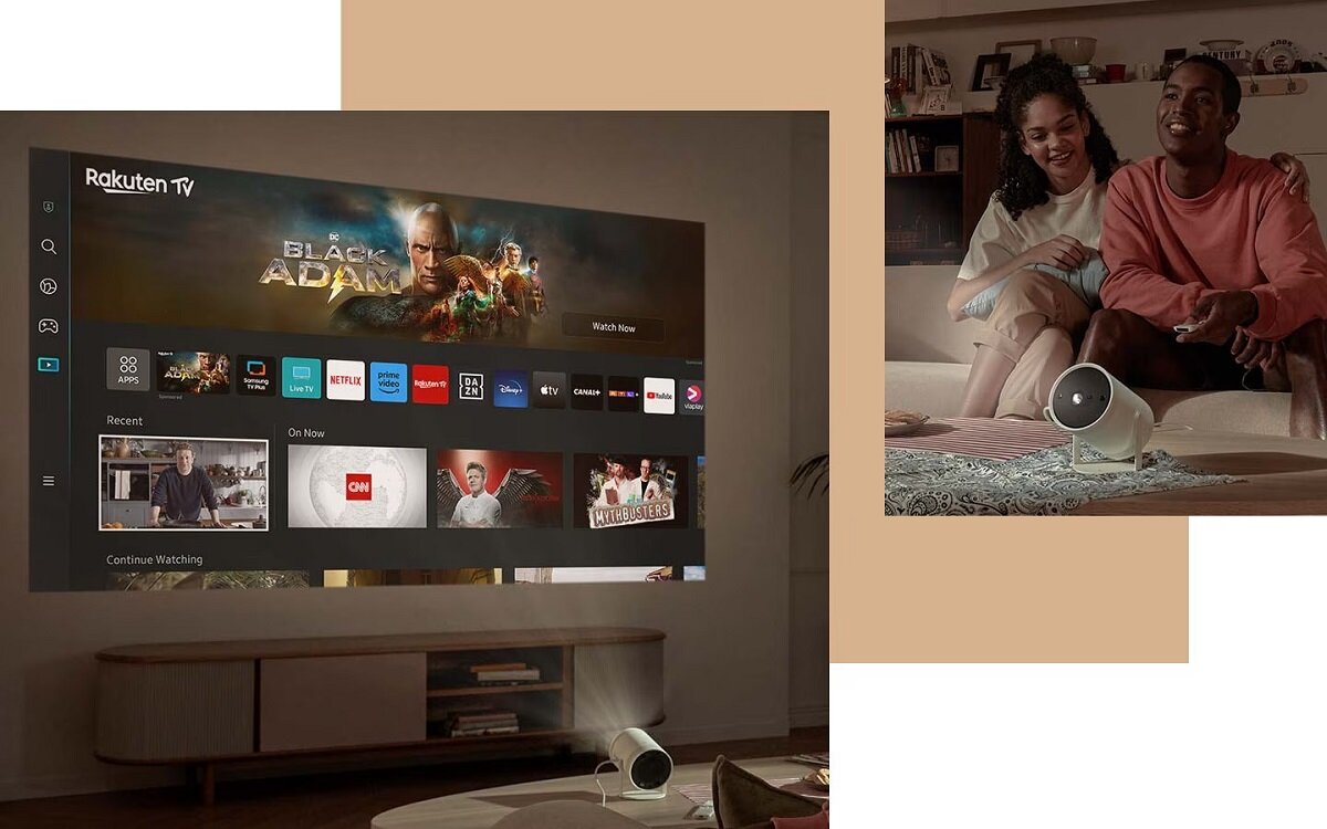 Projektor Samsung The Freestyle Gen.2 HDR na stole w pokoju wyświetlający platformę streamingową dla pary