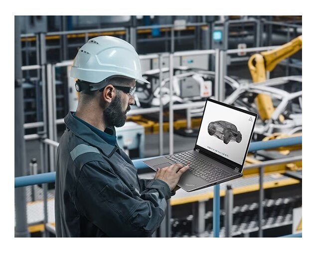 Laptop Lenovo ThinkPad P16 Gen 2 i7-13700HX w rękach pracownika w fabryce