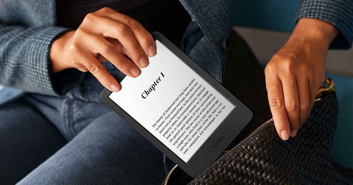 Czytnik ebook Amazon Kindle 11 16 GB czarny widok na kobietę chowającą czytnik ebook do torebki