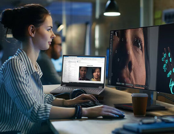 Laptop Lenovo ThinkPad P16 G2 2x16GB 1TB i7-13850HX widok na kobietę patrzącą na monitor stojący obok laptopa lenovo p16 g2