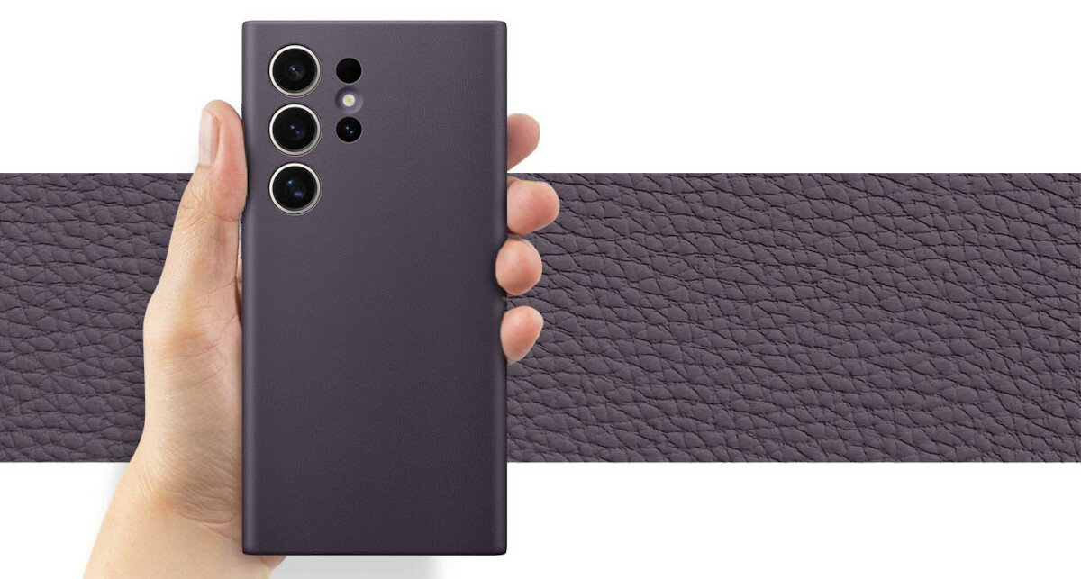 Etui Samsung Vegan Leather Case Galaxy S24 czarne widok od tyłu na trzymany w dłoni smartfon w etui