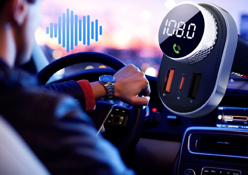 Zestaw głośnomówiący Xblitz X450 Bluetooth pod skosem oraz mężczyzna prowadzący samochód