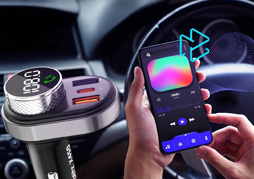 Zestaw głośnomówiący Xblitz X450 Bluetooth od boku pod skosem oraz telefon z włączonym odtwarzaczem muzycznym trzymany w dłoniach