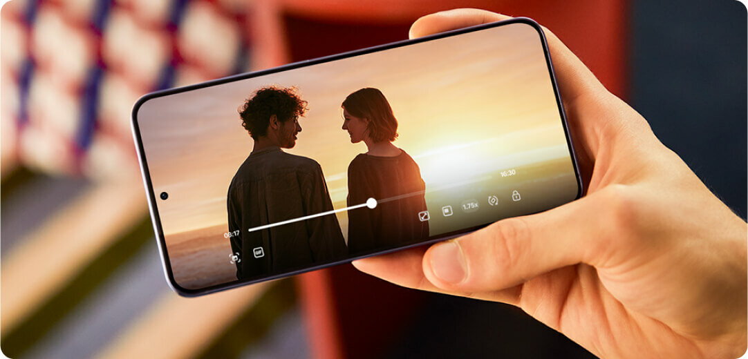Smartfon Samsung Galaxy S24 SM-S921BD 8/256GB Żółty widok na trzymany w ręku smartfon wyświetlający film