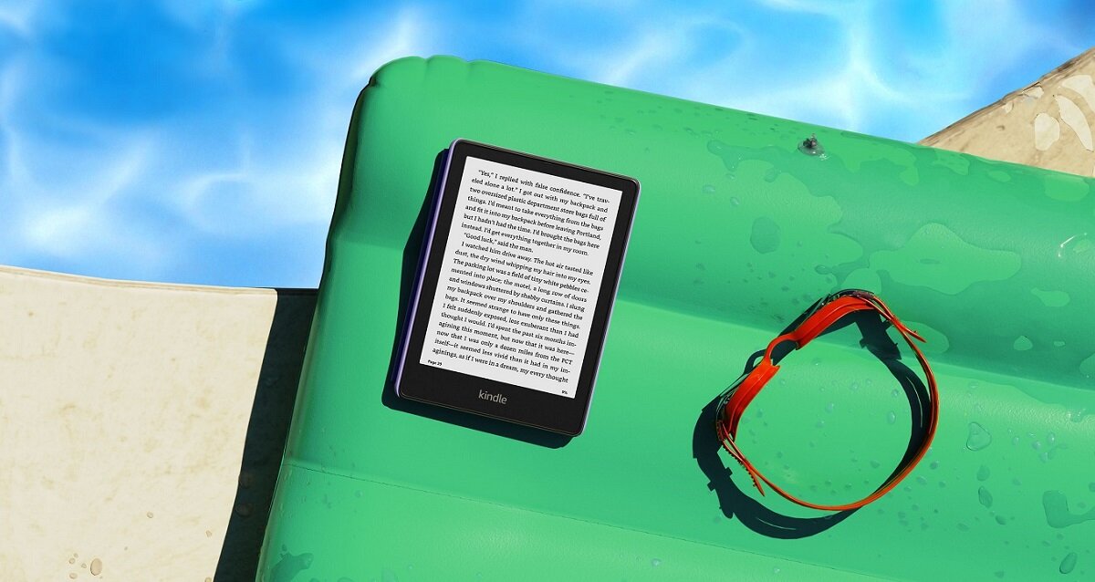 Czytnik ebook Amazon Kindle Paperwhite Kids 8 GB czarny na dmuchanym materacu obok okularów pływackich na basenie