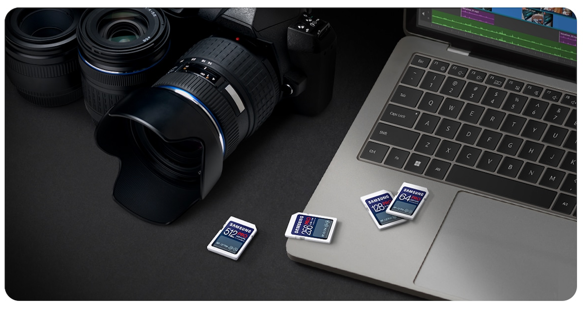 Karta pamięci Samsung Pro Ultimate 2023 SD 128 GB widok na karty pamięci o różnych pojemnościach leżące na laptopie