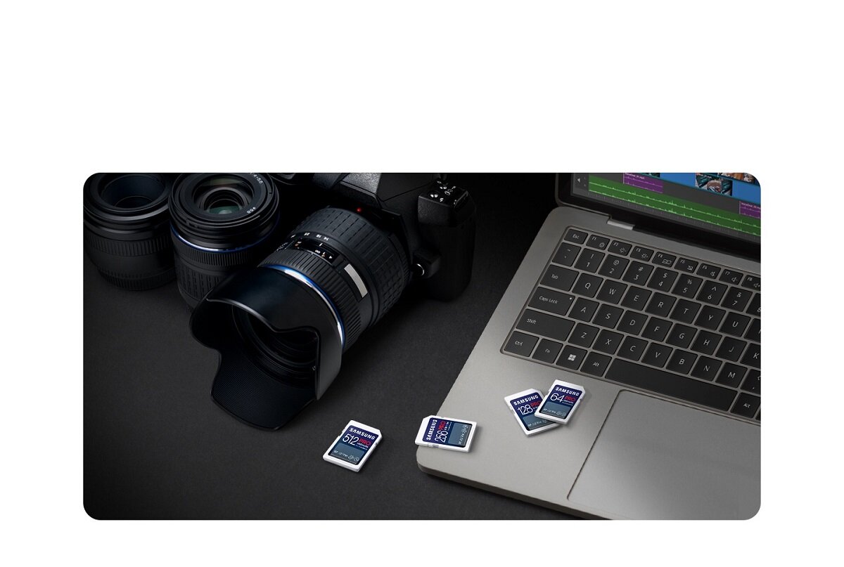Karta pamięci Samsung Pro Ultimate 2023 SD pod skosem na tle laptopa i obiektywów