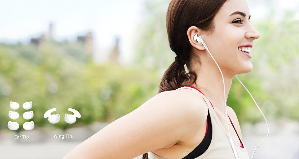 Słuchawki douszne Samsung Fit EO-EG920BWEGWW białe widok na słuchawki podczas aktywności fizycznej