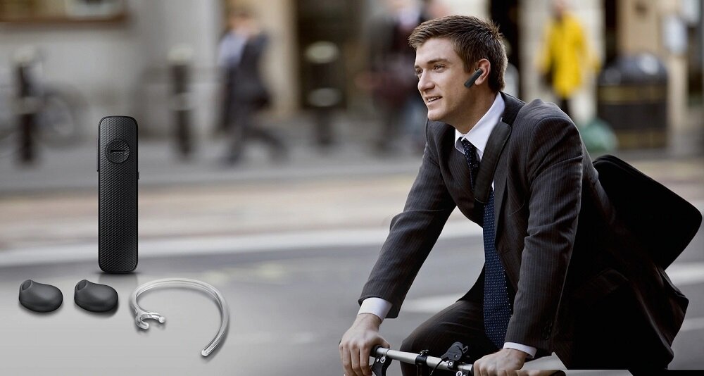 Słuchawka bezprzewodowa Samsung EO-MG920 EO-MG920BBEGWW widok na mężczyznę jadącego na rowerze ze słuchawką w uchu oraz na słuchawkę od frontu